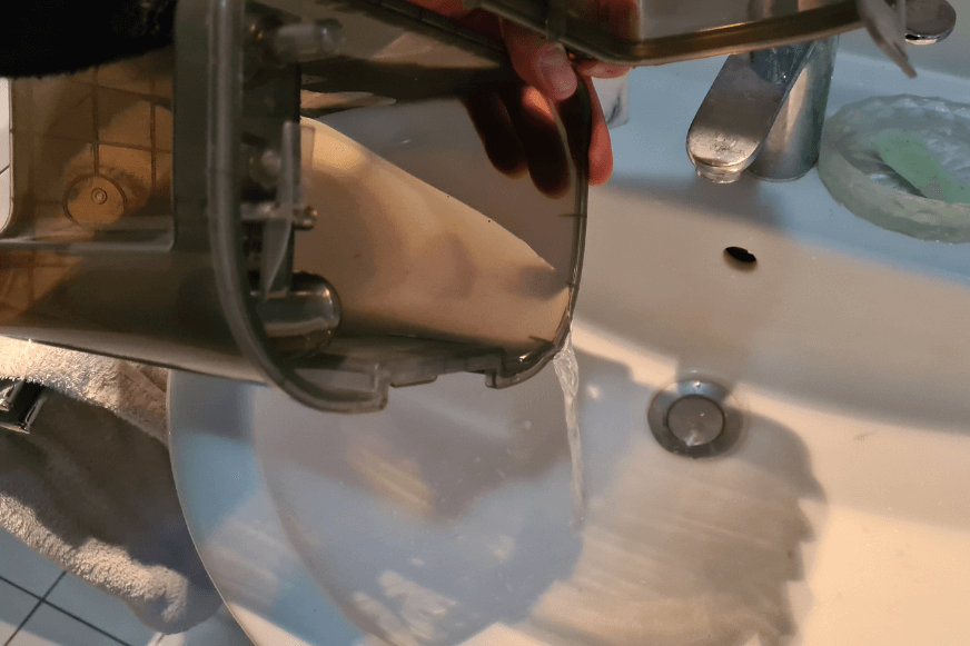 Das Schmutzwasser des Dreame L10s Ultra wird ausgeschüttet.